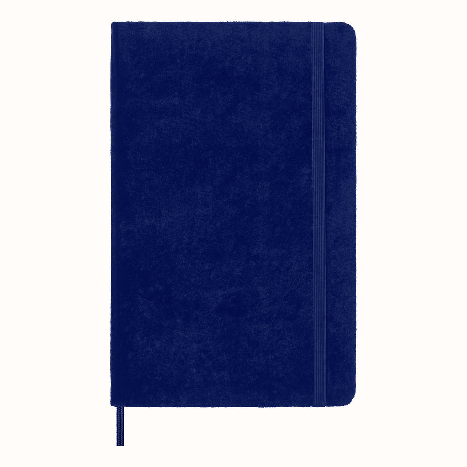 Libreta Velvet grande morada de hoja rayada con pasta dura.