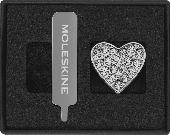 Pin Moleskine plateado con cristales corazón